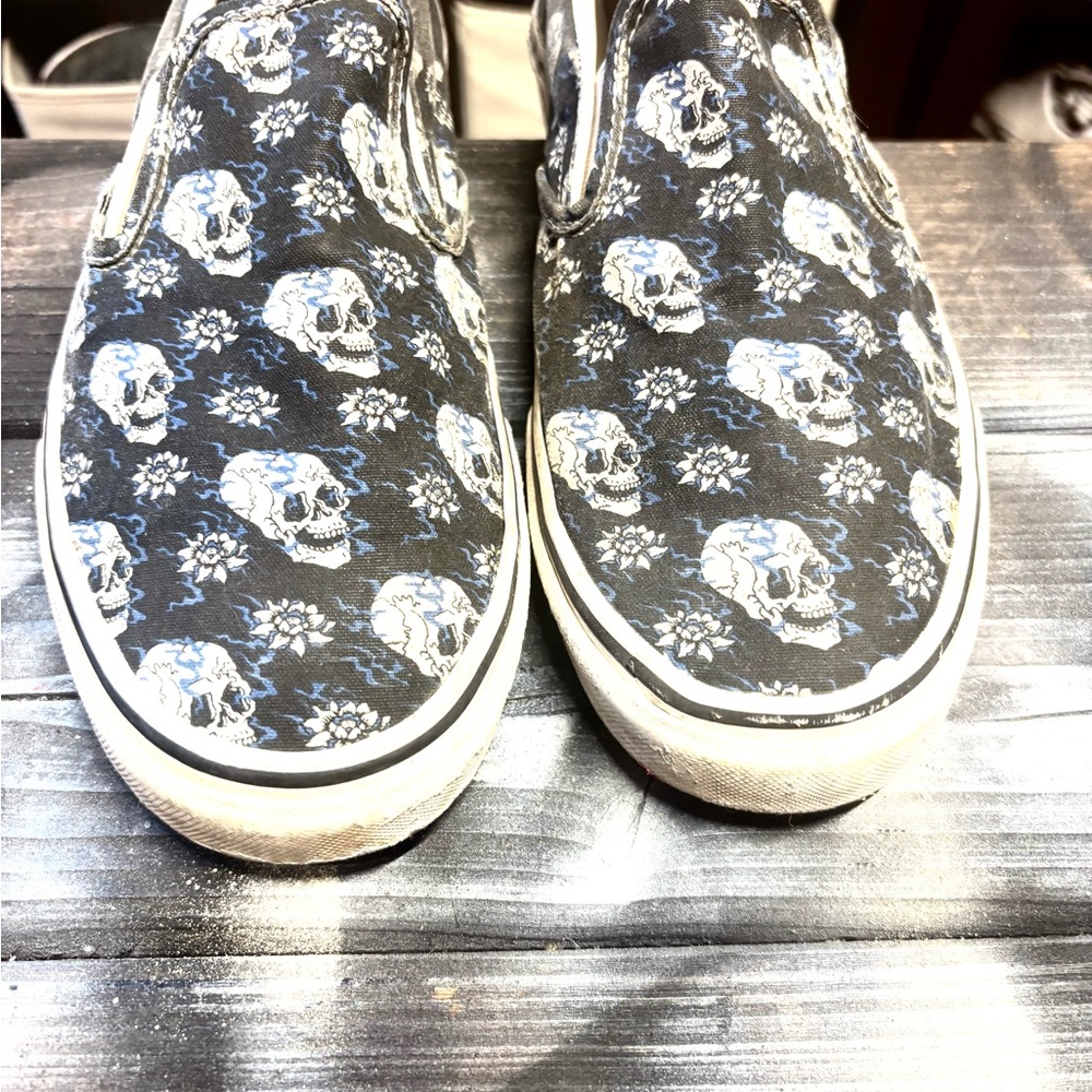 Black and white skull print Vans slip-on  size 11.5 good condition